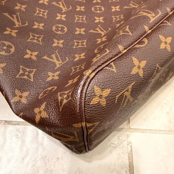 Louis Vuitton Monogram Neverfull MM - Picture 13 of 17